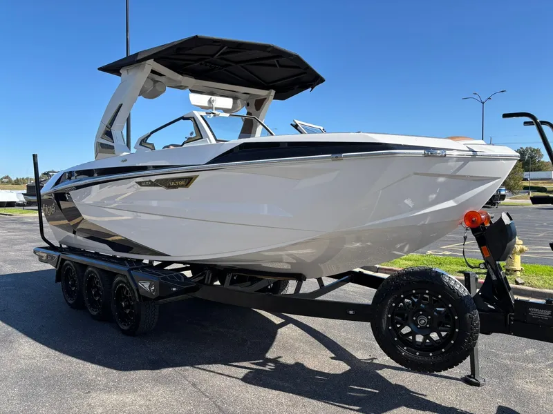 Slide: The Image of Tigé Ultre 23 ZX 2026 - 36