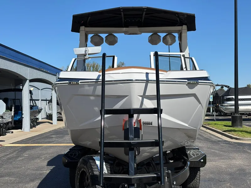 Slide: The Image of Tigé Ultre 23 ZX 2026 - 37