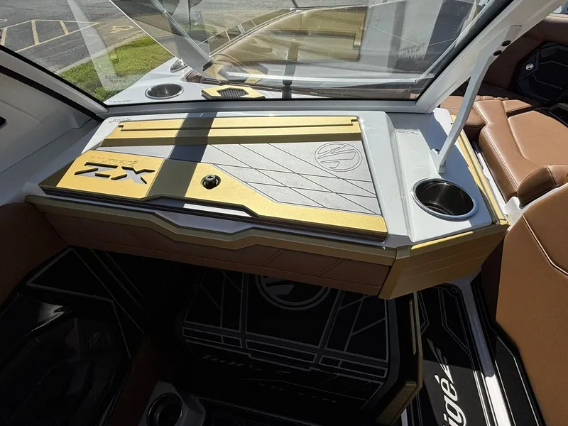 Slide: The Image of Tigé Ultre 23 ZX 2026 - 4