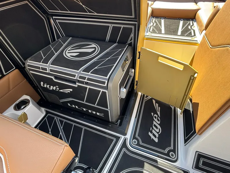 Slide: The Image of Tigé Ultre 23 ZX 2026 - 5