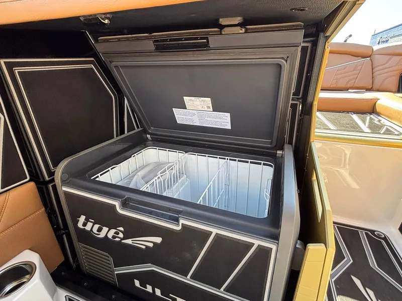 Slide: The Image of Tigé Ultre 23 ZX 2026 - 6