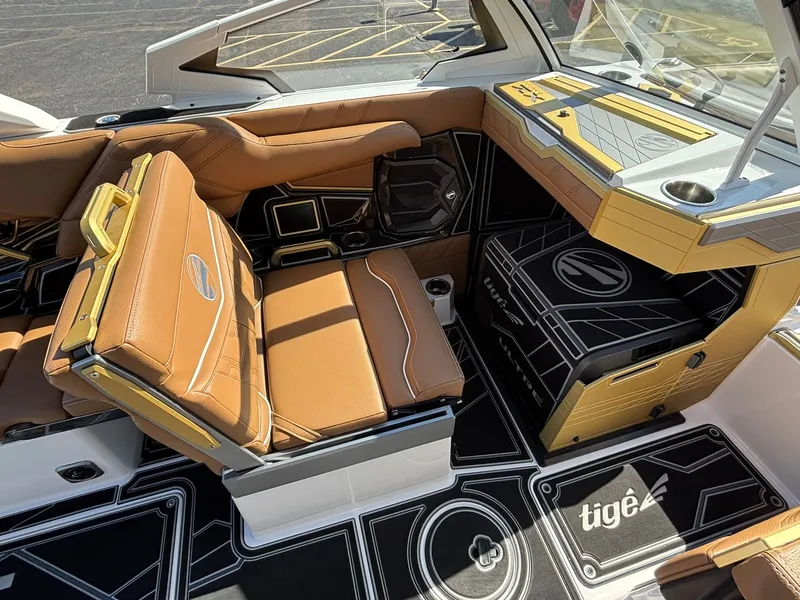 Slide: The Image of Tigé Ultre 23 ZX 2026 - 9