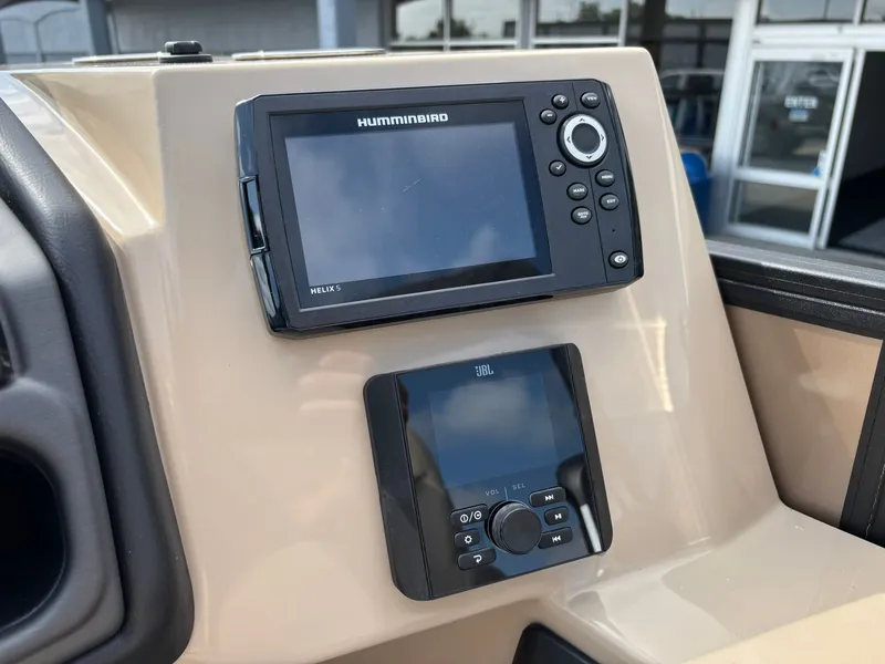 Slide: The Image of Bentley Pontoons 223 Legacy Swingback 2026 - 35