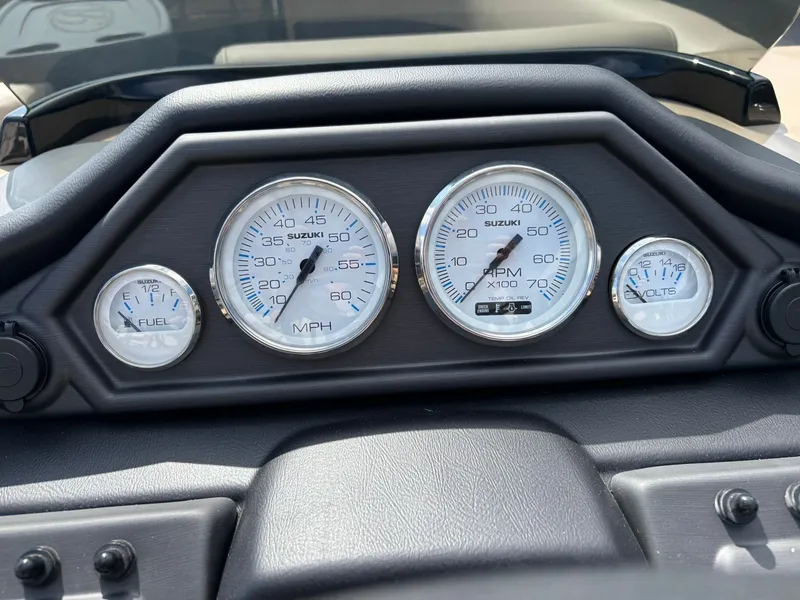 Slide: The Image of Bentley Pontoons 223 Legacy Swingback 2026 - 36