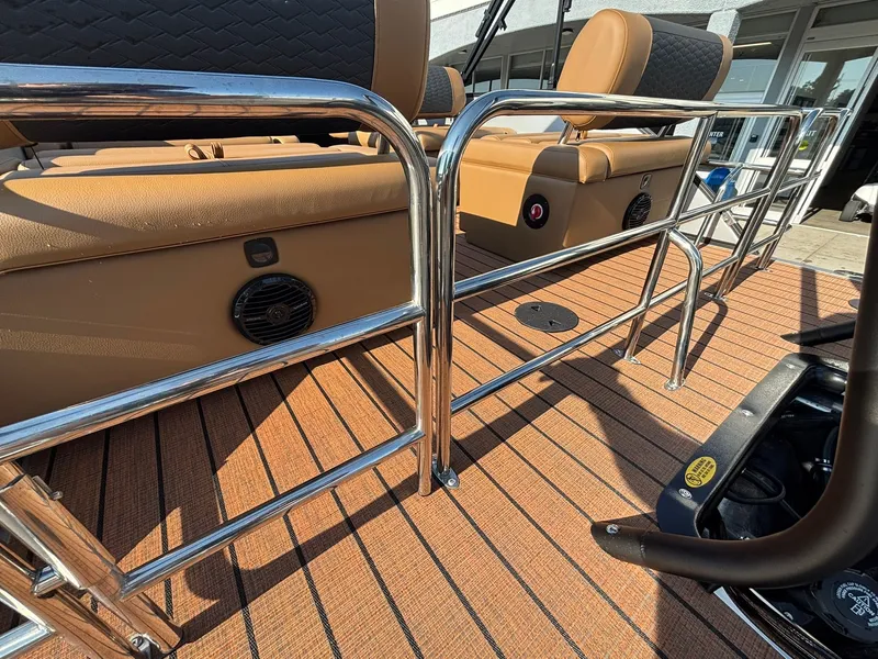 Slide: The Image of Bentley Pontoons 223 Elite QSB 2026 - 11