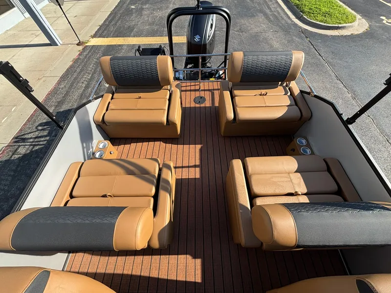 Slide: The Image of Bentley Pontoons 223 Elite QSB 2026 - 12