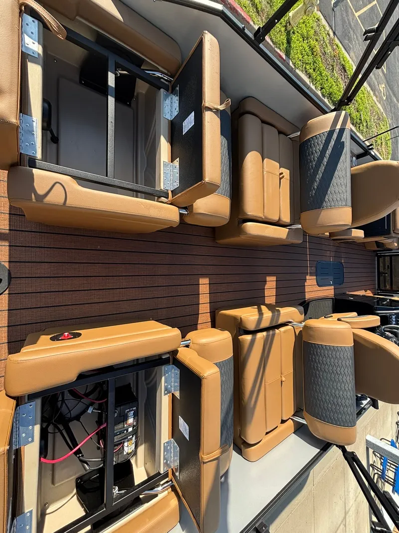 Slide: The Image of Bentley Pontoons 223 Elite QSB 2026 - 13