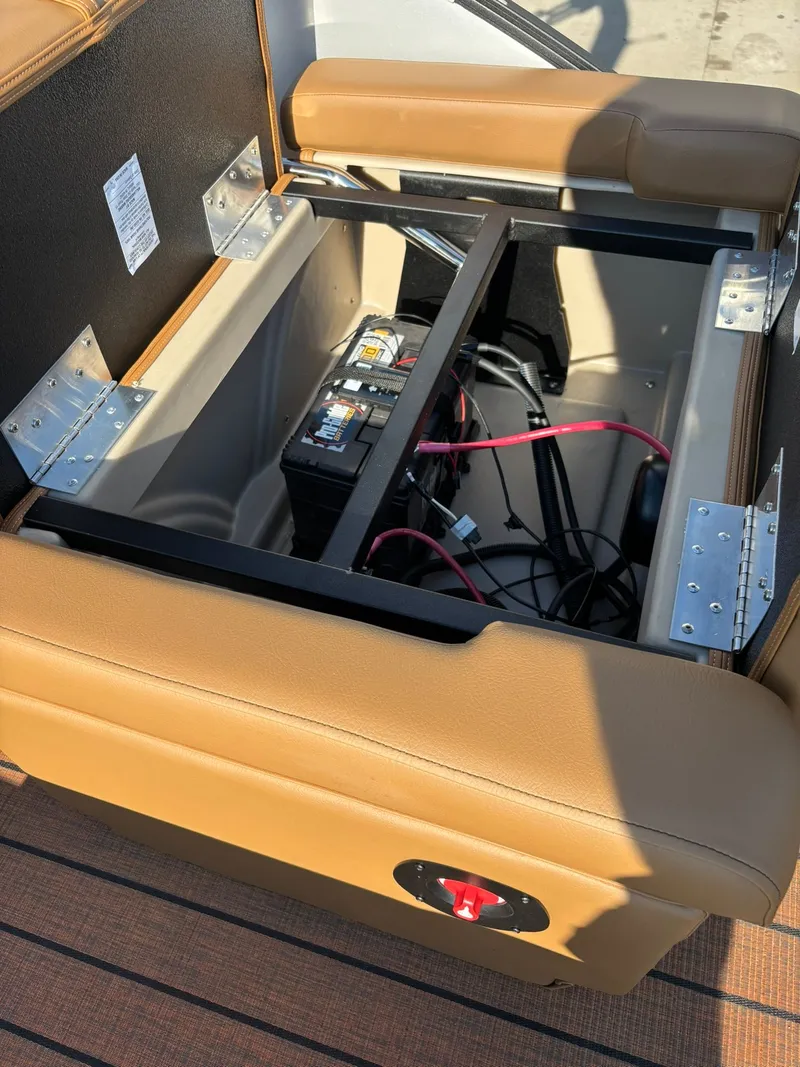 Slide: The Image of Bentley Pontoons 223 Elite QSB 2026 - 14