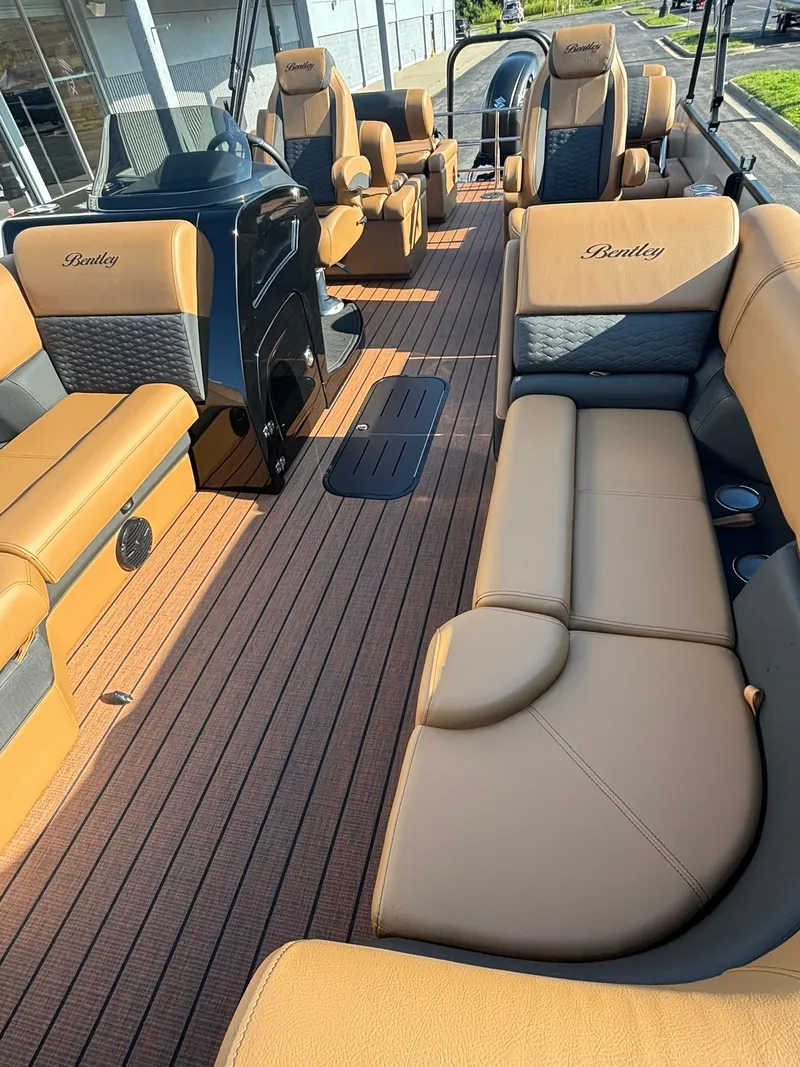 Slide: The Image of Bentley Pontoons 223 Elite QSB 2026 - 31