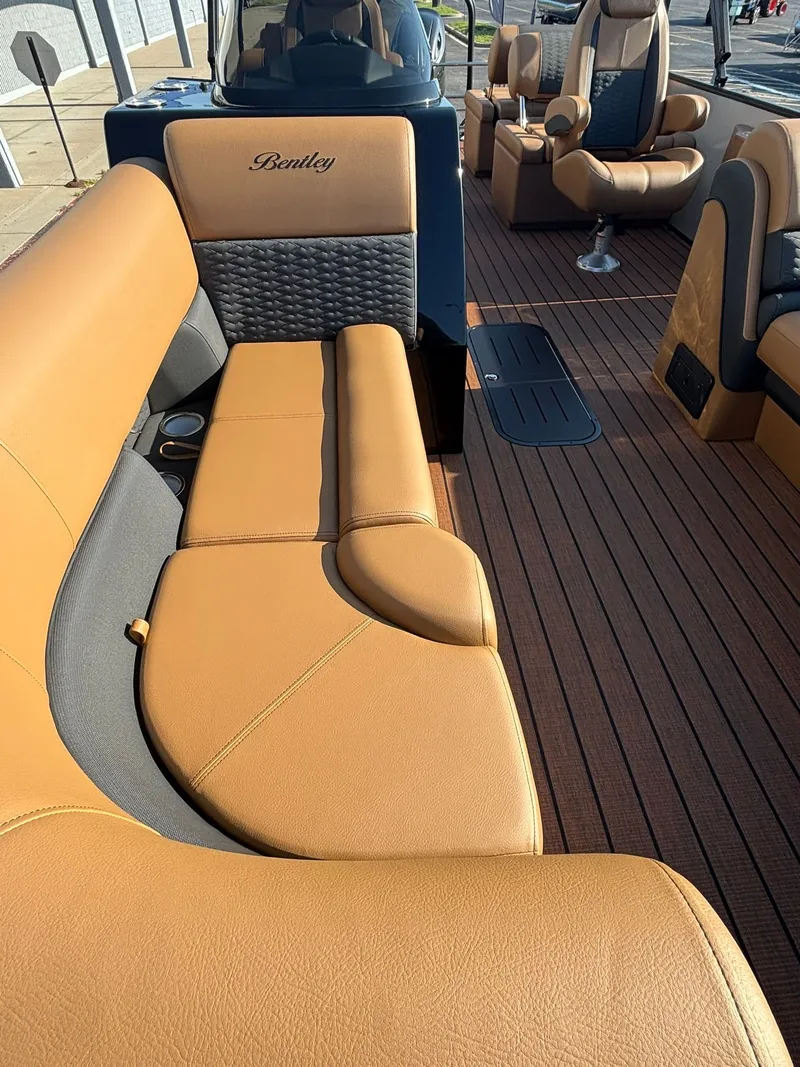 Slide: The Image of Bentley Pontoons 223 Elite QSB 2026 - 33