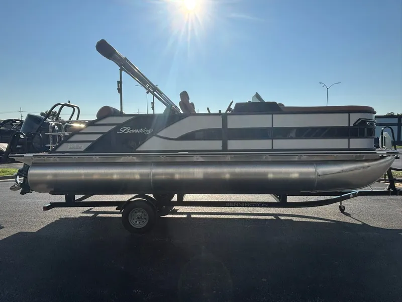 Slide: The Image of Bentley Pontoons 223 Elite QSB 2026 - 4