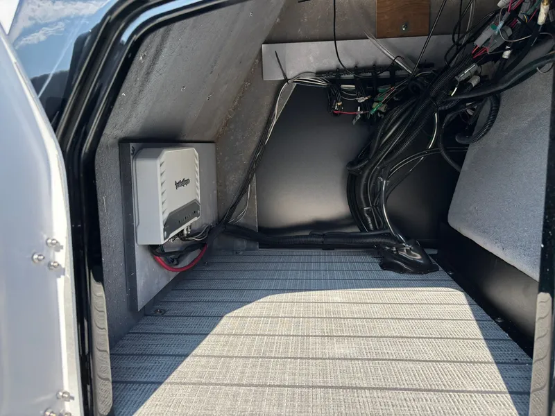 Slide: The Image of Bentley Pontoons 223 Elite QSB 2026 - 10