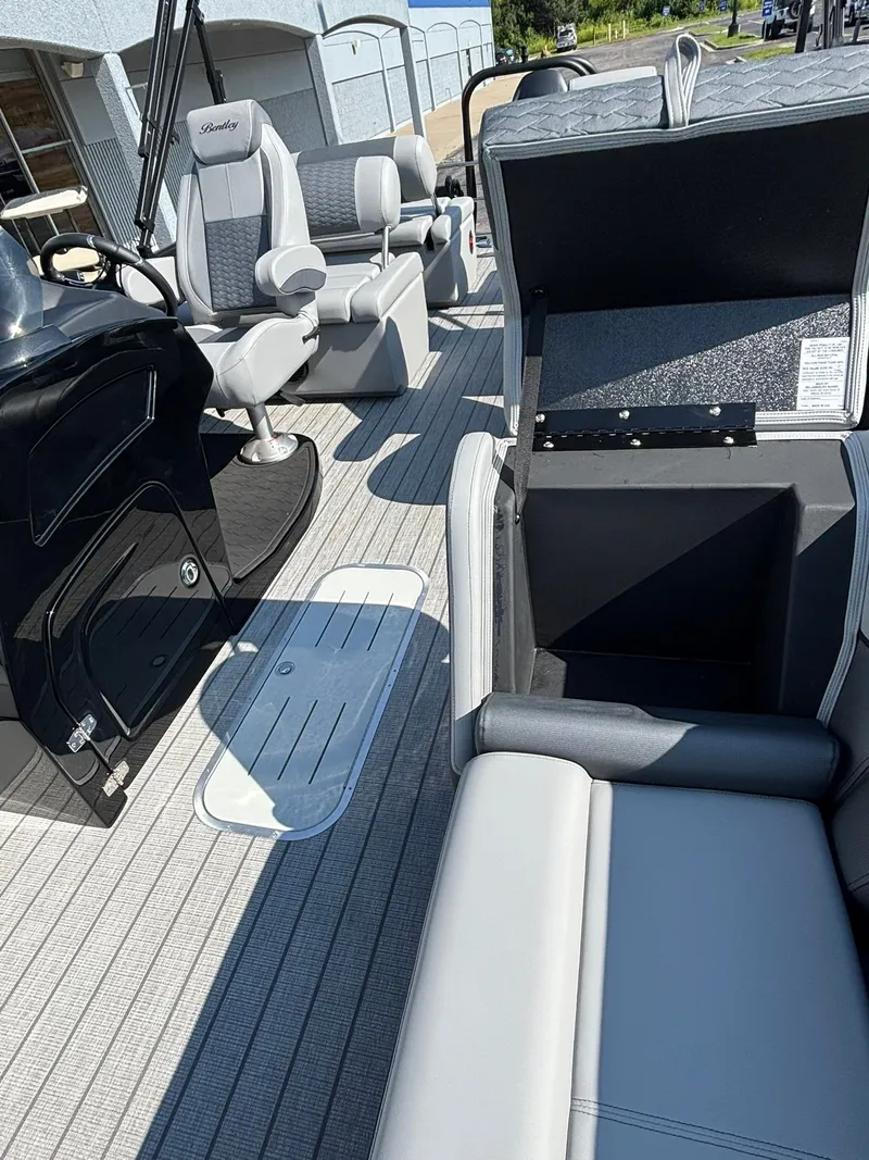 Slide: The Image of Bentley Pontoons 223 Elite QSB 2026 - 29