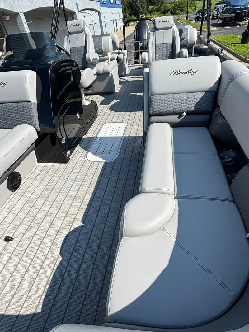 Slide: The Image of Bentley Pontoons 223 Elite QSB 2026 - 31