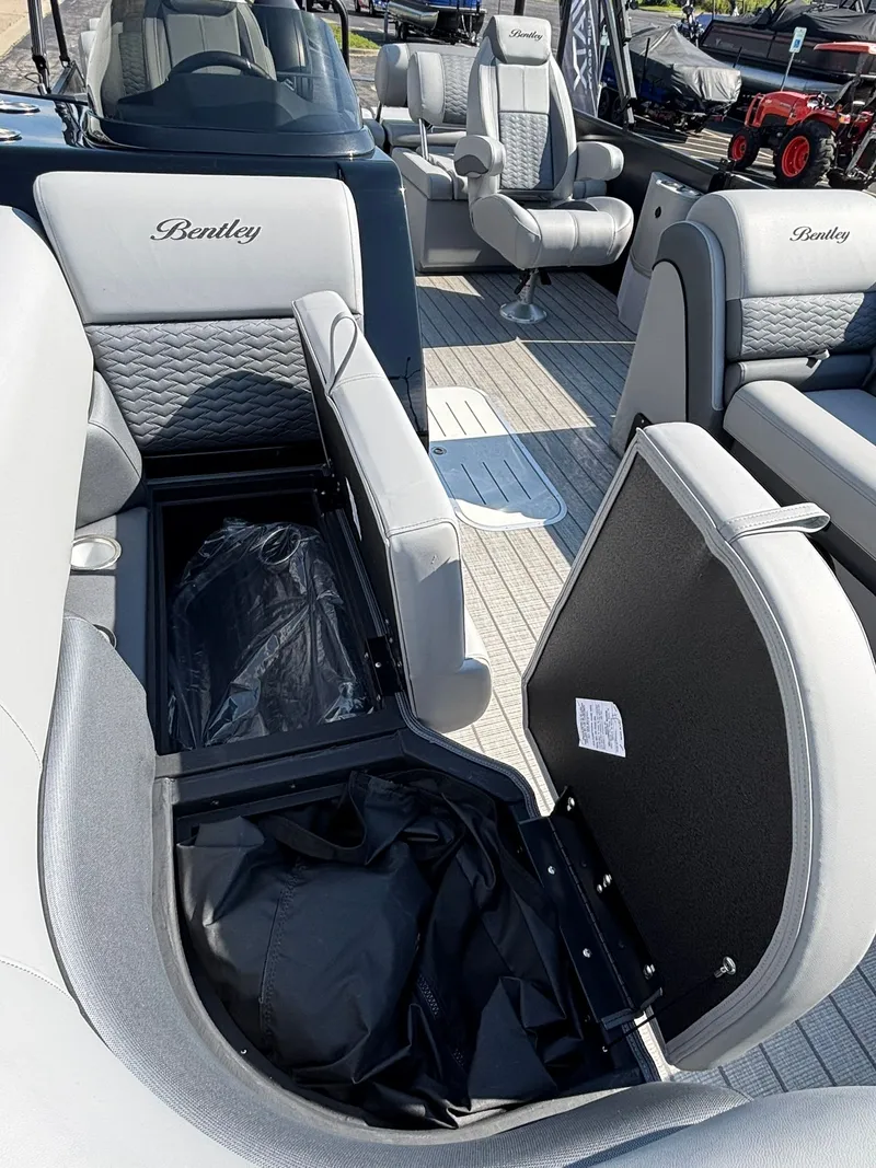 Slide: The Image of Bentley Pontoons 223 Elite QSB 2026 - 32