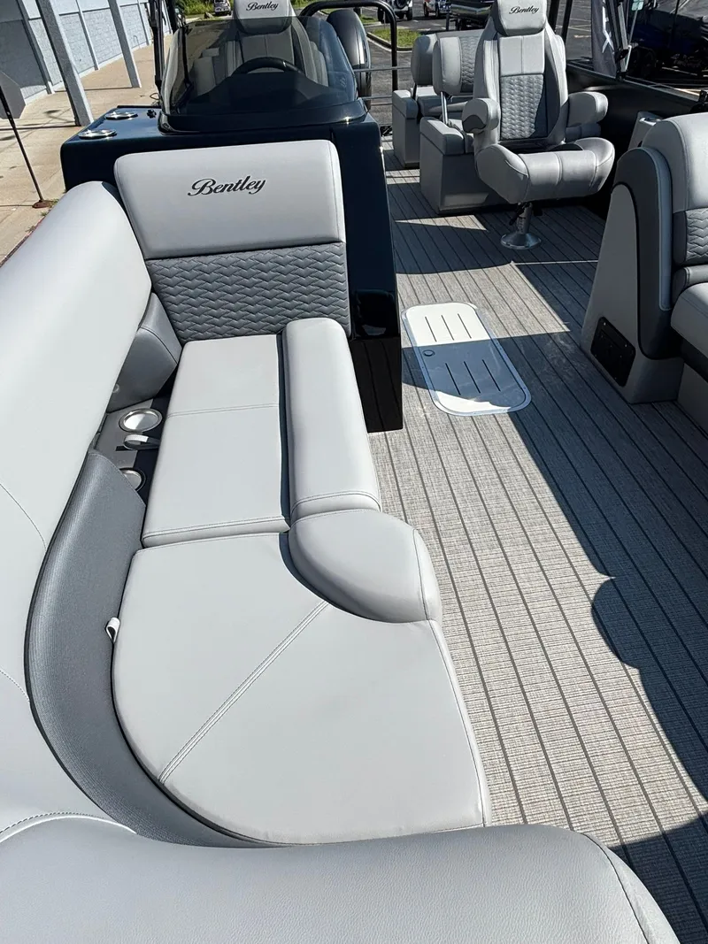 Slide: The Image of Bentley Pontoons 223 Elite QSB 2026 - 33