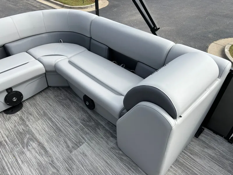 Slide: The Image of Bentley Pontoons 160 LE CR 2026 - 10