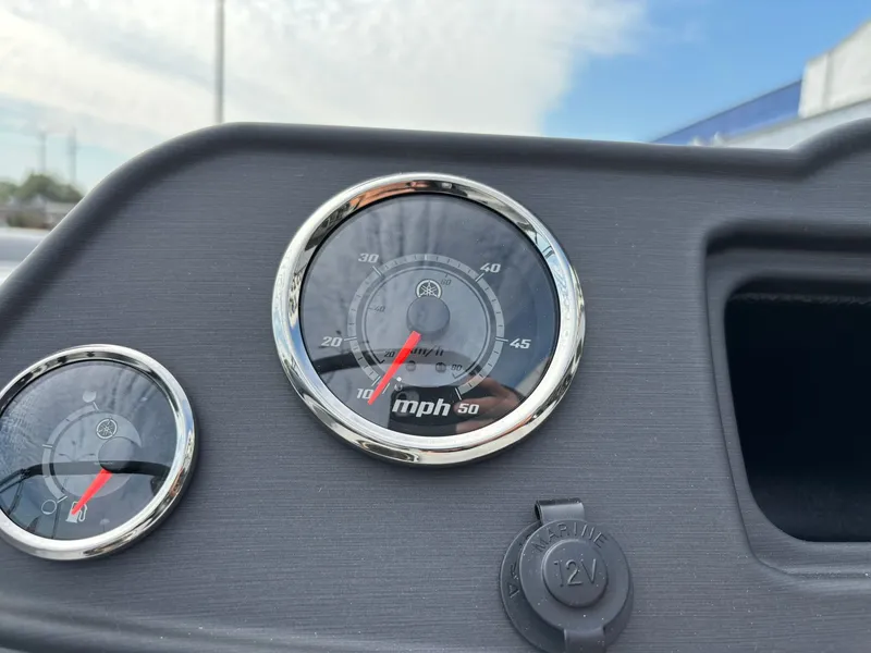 Slide: The Image of Bentley Pontoons 160 LE CR 2026 - 16