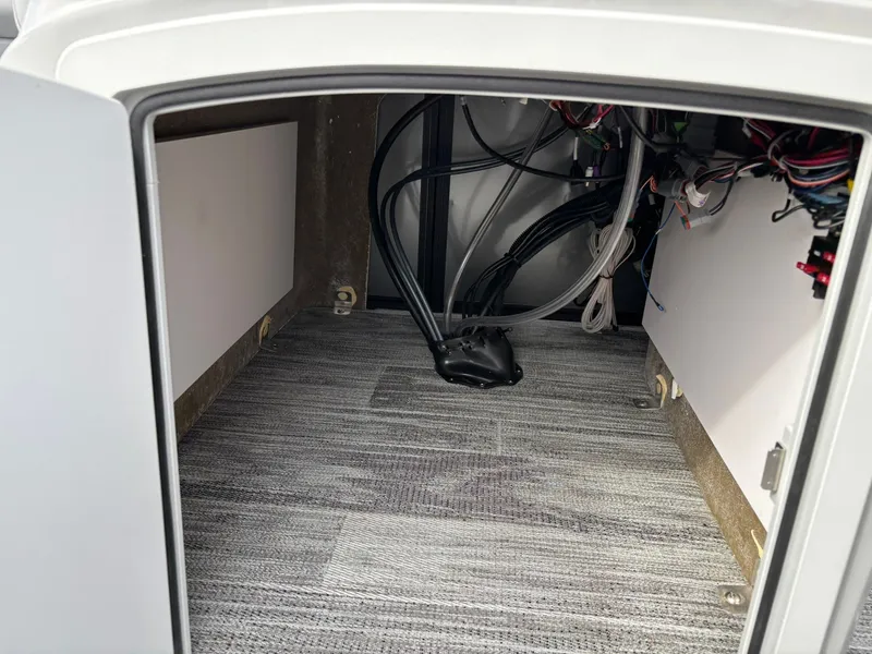 Slide: The Image of Bentley Pontoons 160 LE CR 2026 - 18