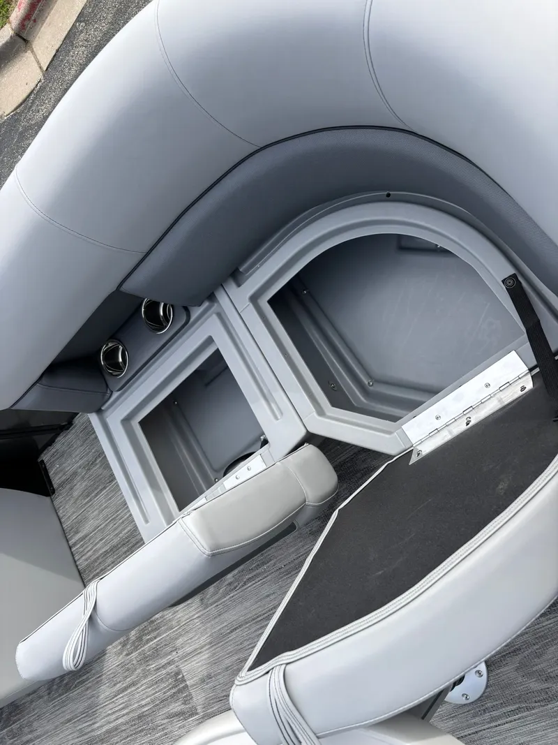 Slide: The Image of Bentley Pontoons 160 LE CR 2026 - 22