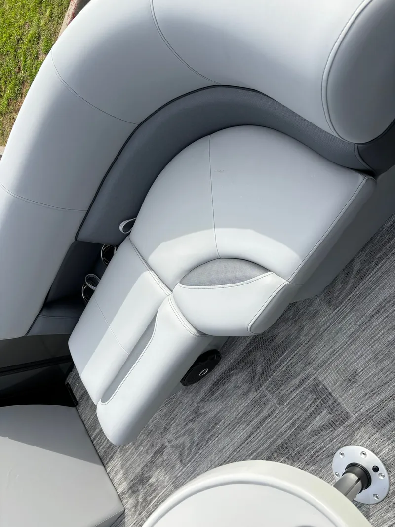 Slide: The Image of Bentley Pontoons 160 LE CR 2026 - 23