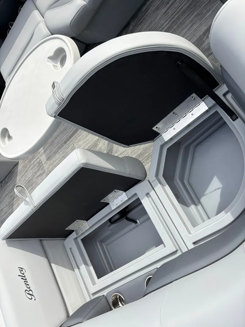 Slide: The Image of Bentley Pontoons 160 LE CR 2026 - 24