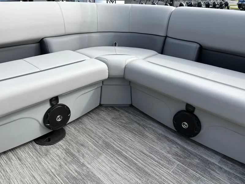 Slide: The Image of Bentley Pontoons 160 LE CR 2026 - 5