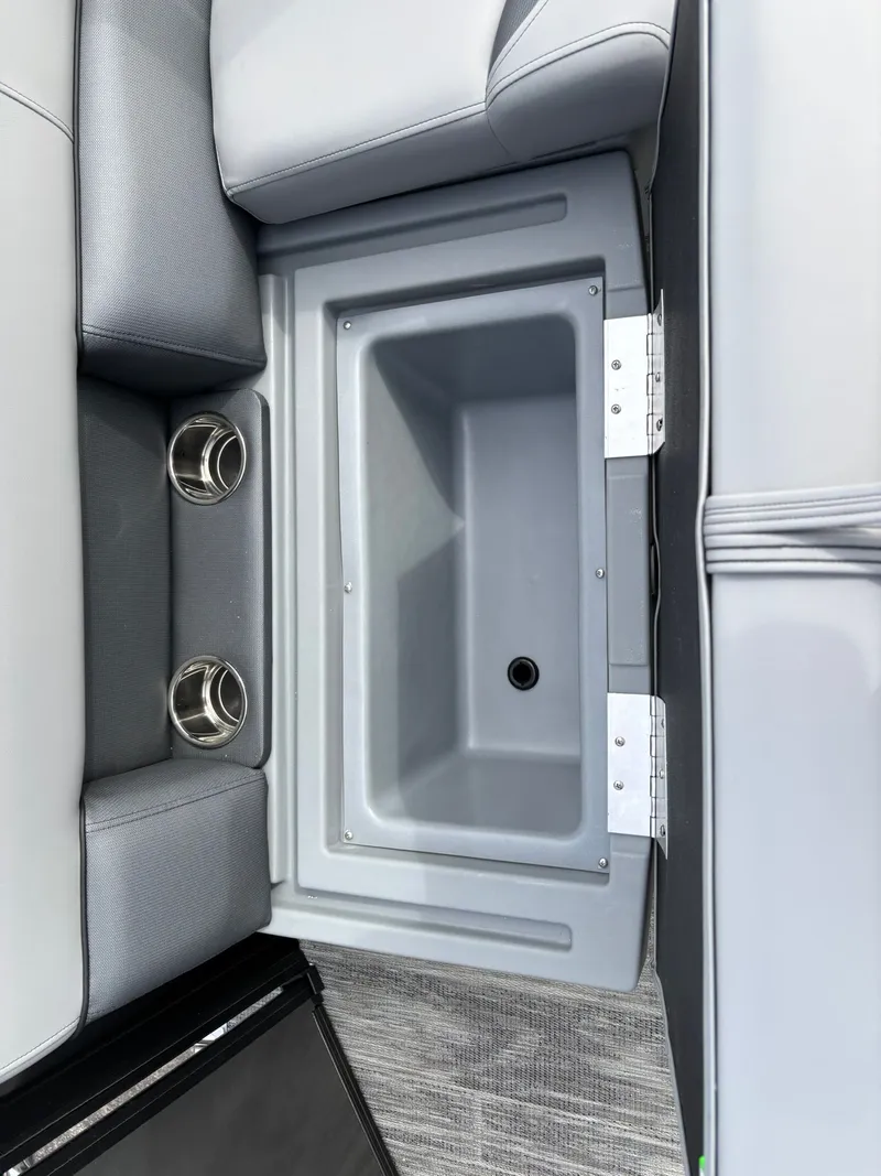 Slide: The Image of Bentley Pontoons 160 LE CR 2026 - 6