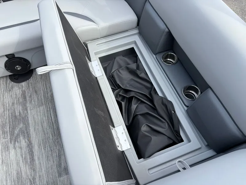 Slide: The Image of Bentley Pontoons 160 LE CR 2026 - 8