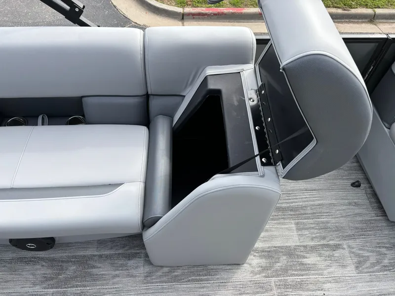 Slide: The Image of Bentley Pontoons 160 LE CR 2026 - 9