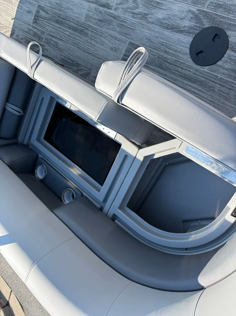 Slide: The Image of Bentley Pontoons 220 fish cwt 2026 - 11