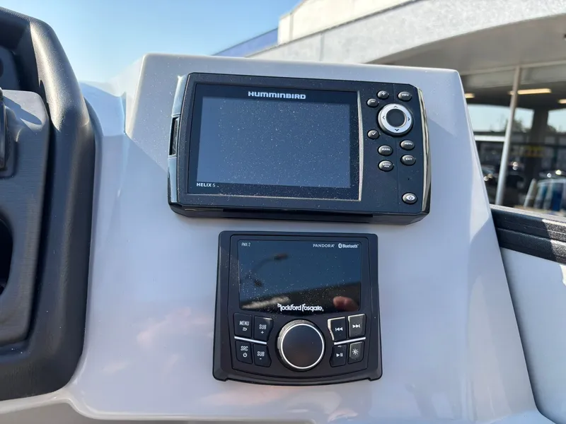 Slide: The Image of Bentley Pontoons 220 fish cwt 2026 - 15