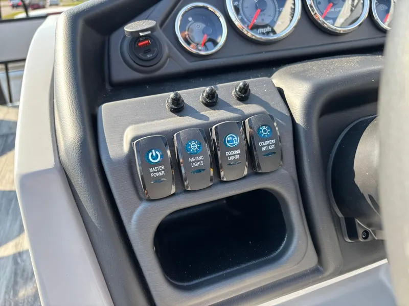 Slide: The Image of Bentley Pontoons 220 fish cwt 2026 - 17