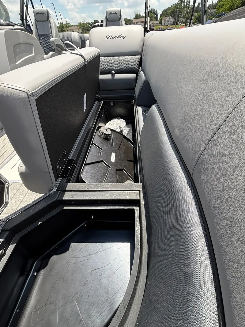 Slide: The Image of Bentley Pontoons 253 Elite QSB 2026 - 10