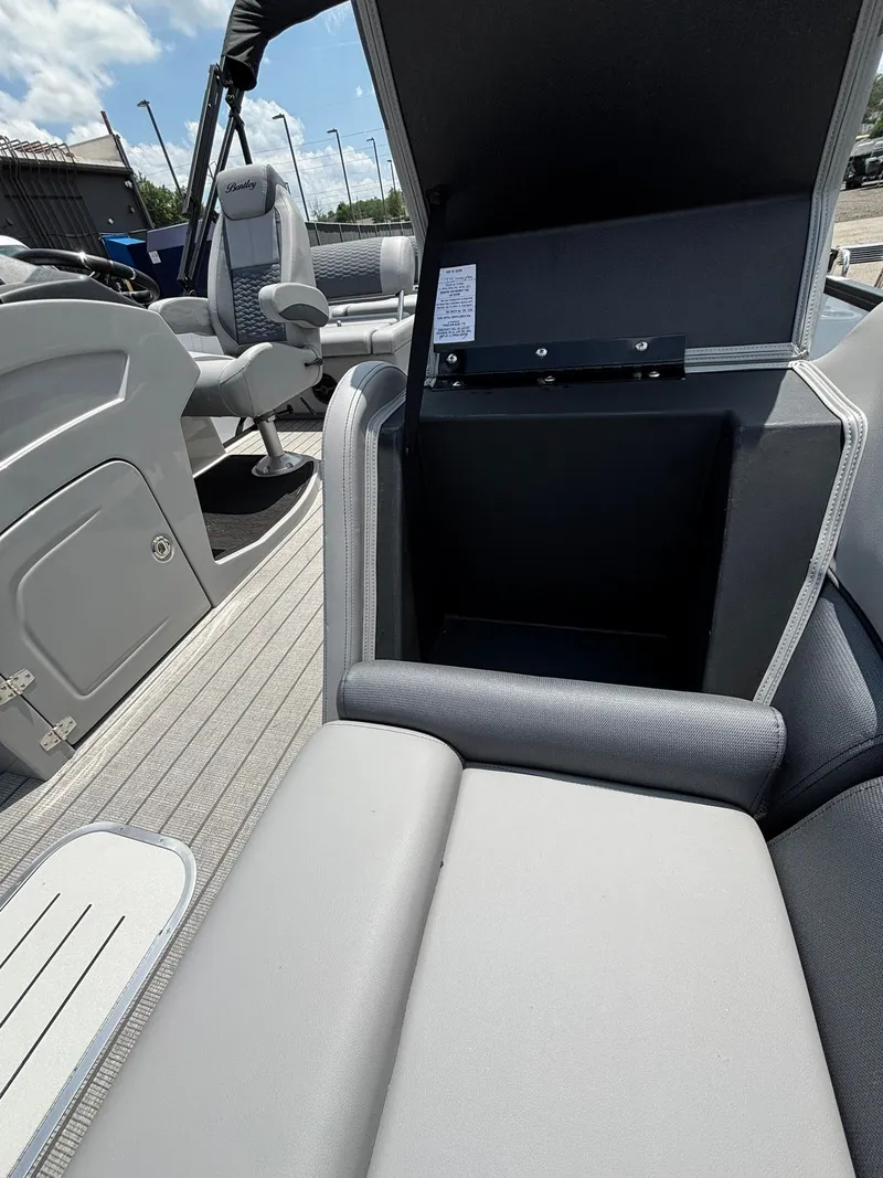 Slide: The Image of Bentley Pontoons 253 Elite QSB 2026 - 11
