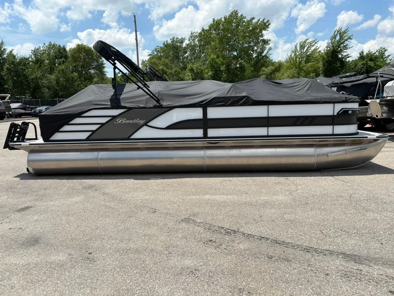 Slide: The Image of Bentley Pontoons 253 Elite QSB 2026 - 13