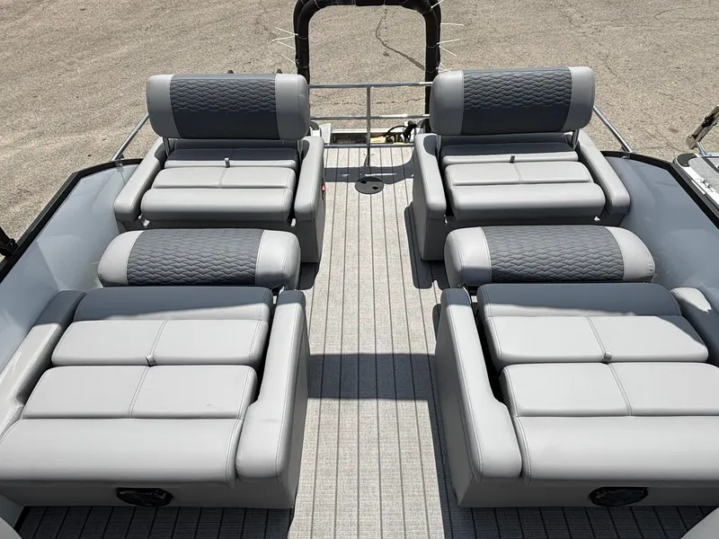 Slide: The Image of Bentley Pontoons 253 Elite QSB 2026 - 19