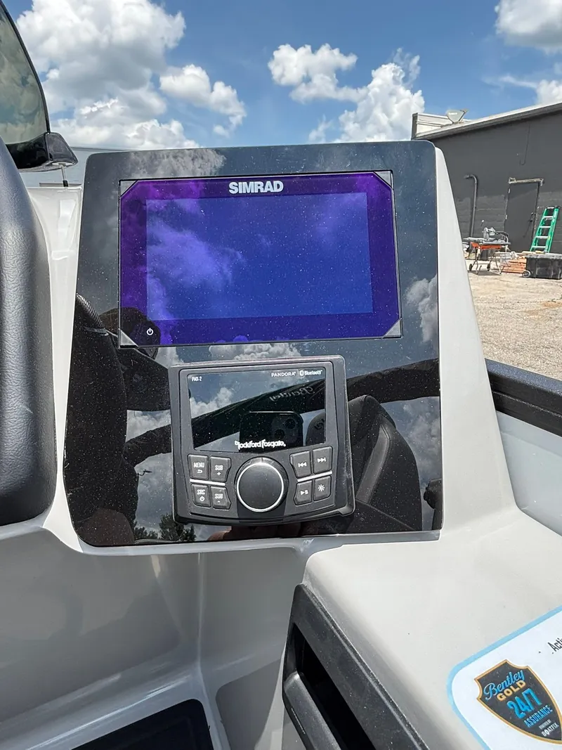 Slide: The Image of Bentley Pontoons 253 Elite QSB 2026 - 23