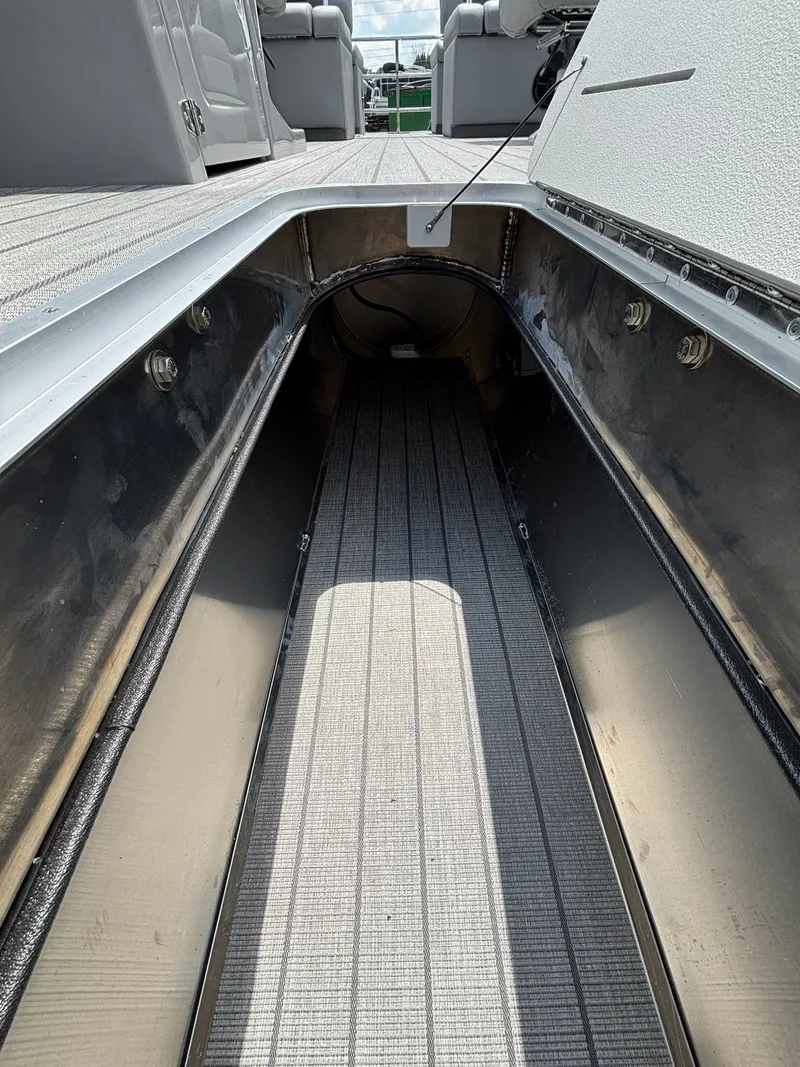 Slide: The Image of Bentley Pontoons 253 Elite QSB 2026 - 29