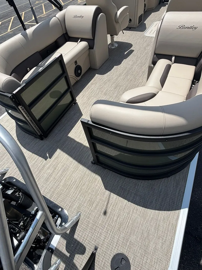 Slide: The Image of Bentley Pontoons 223 LEGACY NAVIGATOR 2026 - 10