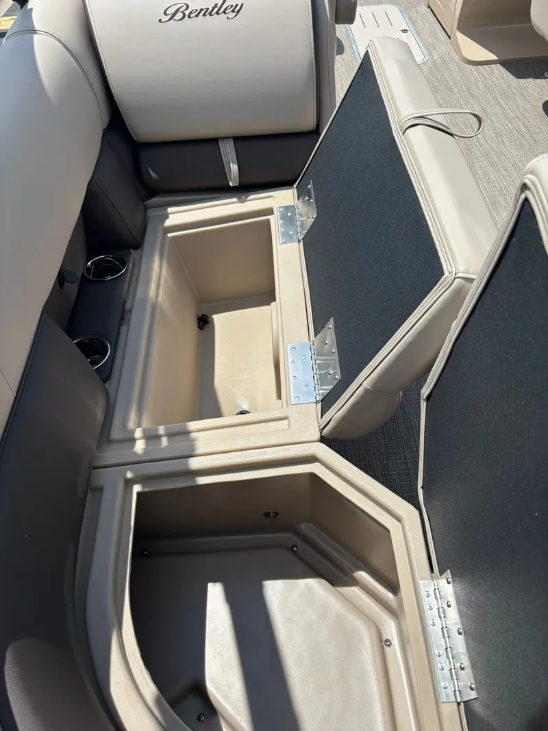 Slide: The Image of Bentley Pontoons 223 LEGACY NAVIGATOR 2026 - 13