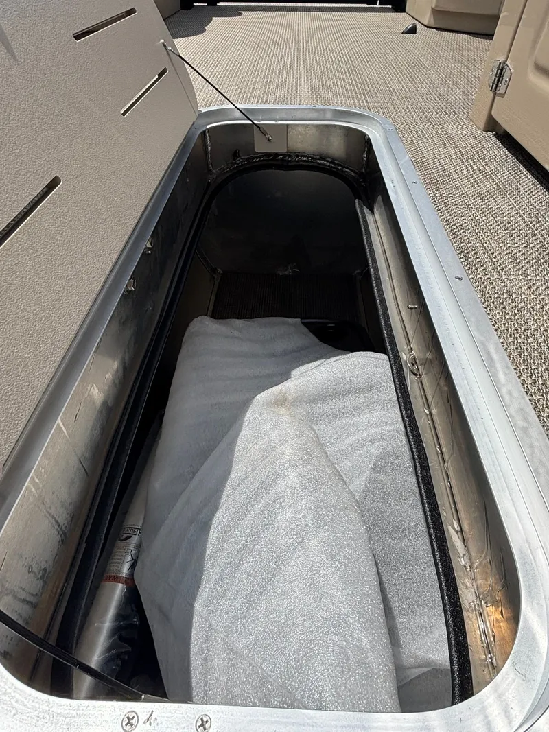 Slide: The Image of Bentley Pontoons 223 LEGACY NAVIGATOR 2026 - 23