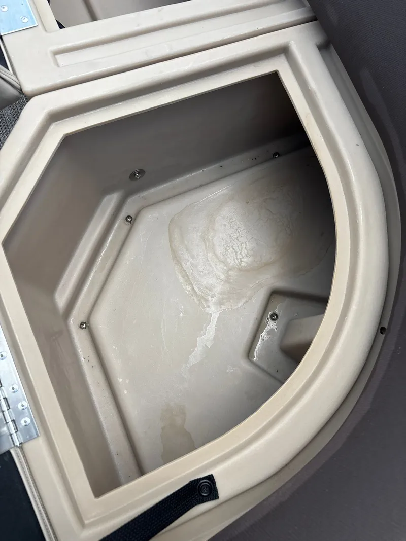 Slide: The Image of Bentley Pontoons 223 LEGACY NAVIGATOR 2026 - 28