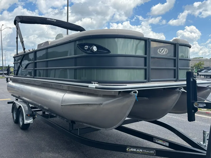 Slide: The Image of Bentley Pontoons 223 LEGACY NAVIGATOR 2026 - 3