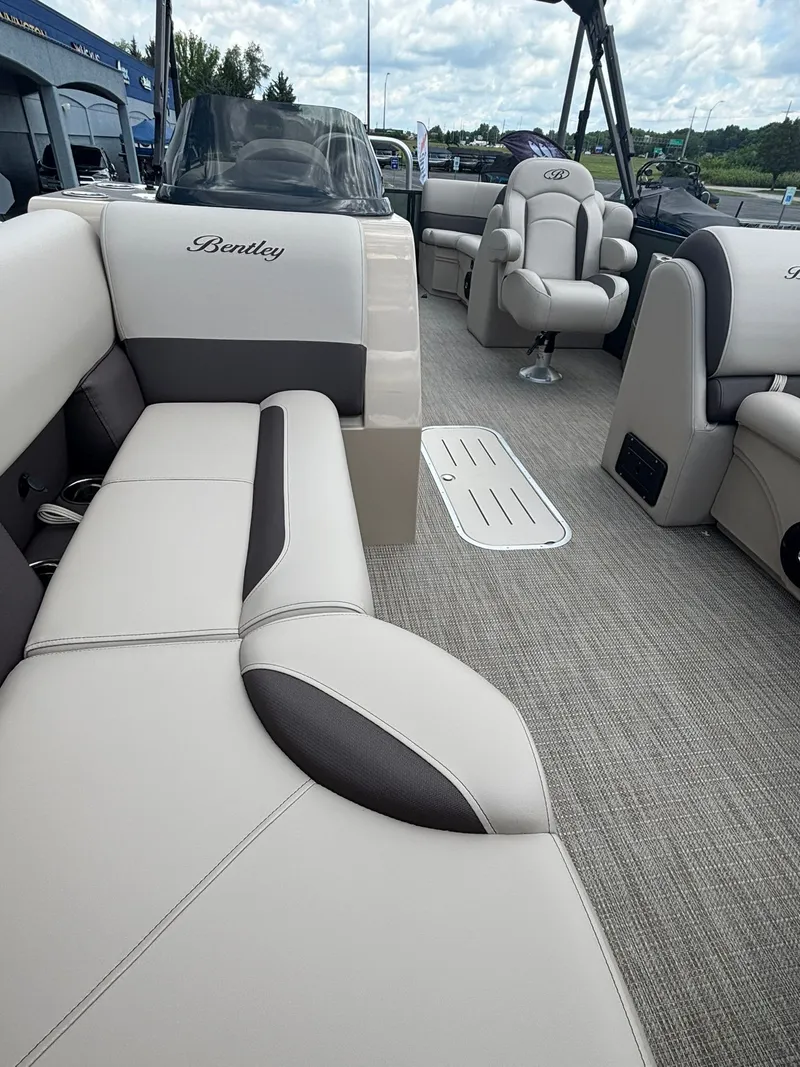 Slide: The Image of Bentley Pontoons 223 LEGACY NAVIGATOR 2026 - 30