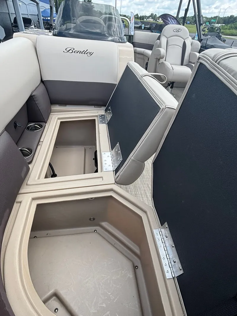 Slide: The Image of Bentley Pontoons 223 LEGACY NAVIGATOR 2026 - 31