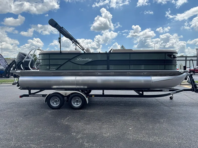 Slide: The Image of Bentley Pontoons 223 LEGACY NAVIGATOR 2026 - 4