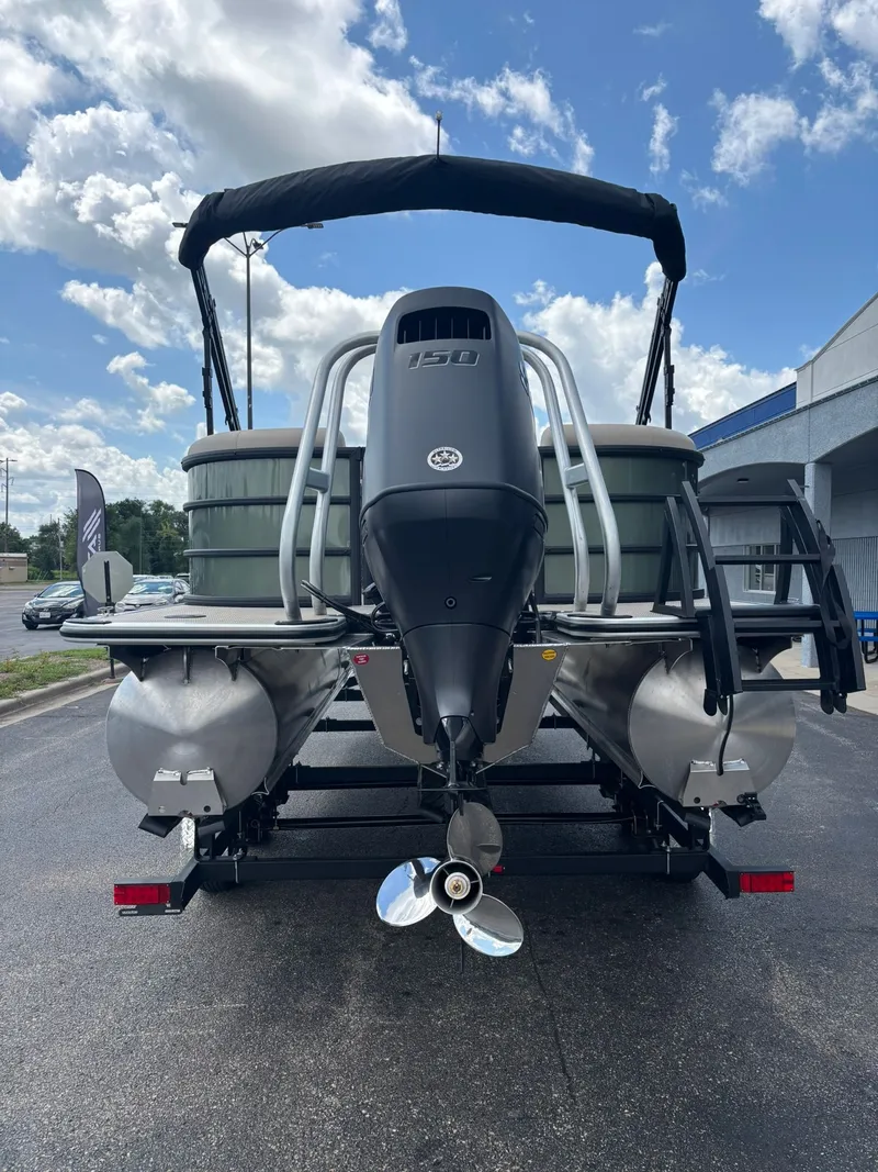 Slide: The Image of Bentley Pontoons 223 LEGACY NAVIGATOR 2026 - 6