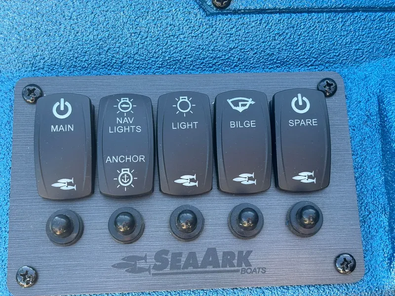 Slide: The Image of SeaArk Pro Cat 200 2026 - 18