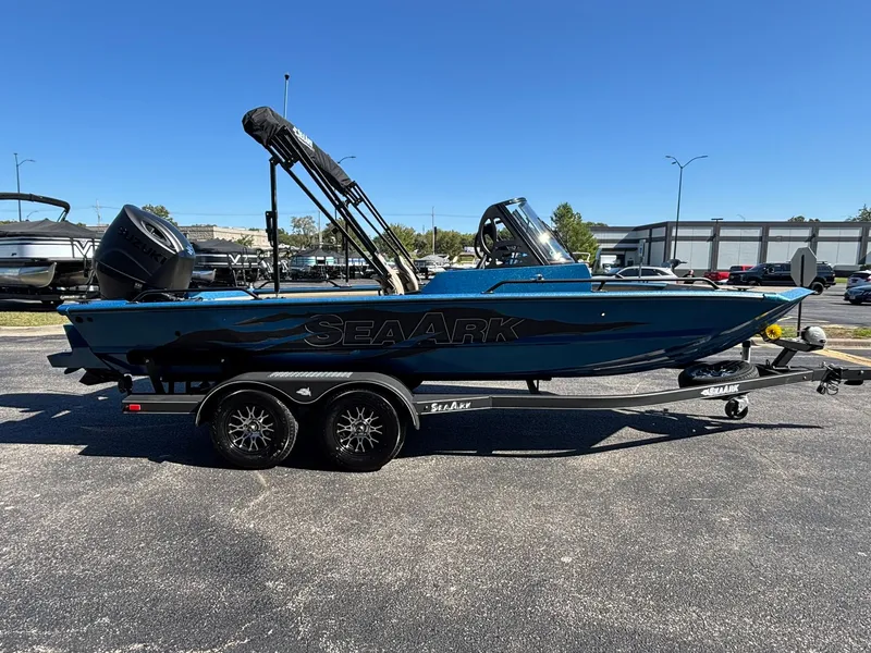 Slide: The Image of SeaArk Pro Cat 200 2026 - 33
